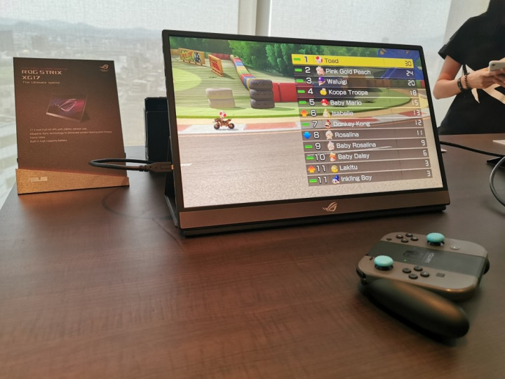 Monitor Gaming Portabel Asus ROG Strix XG17 Meluncur