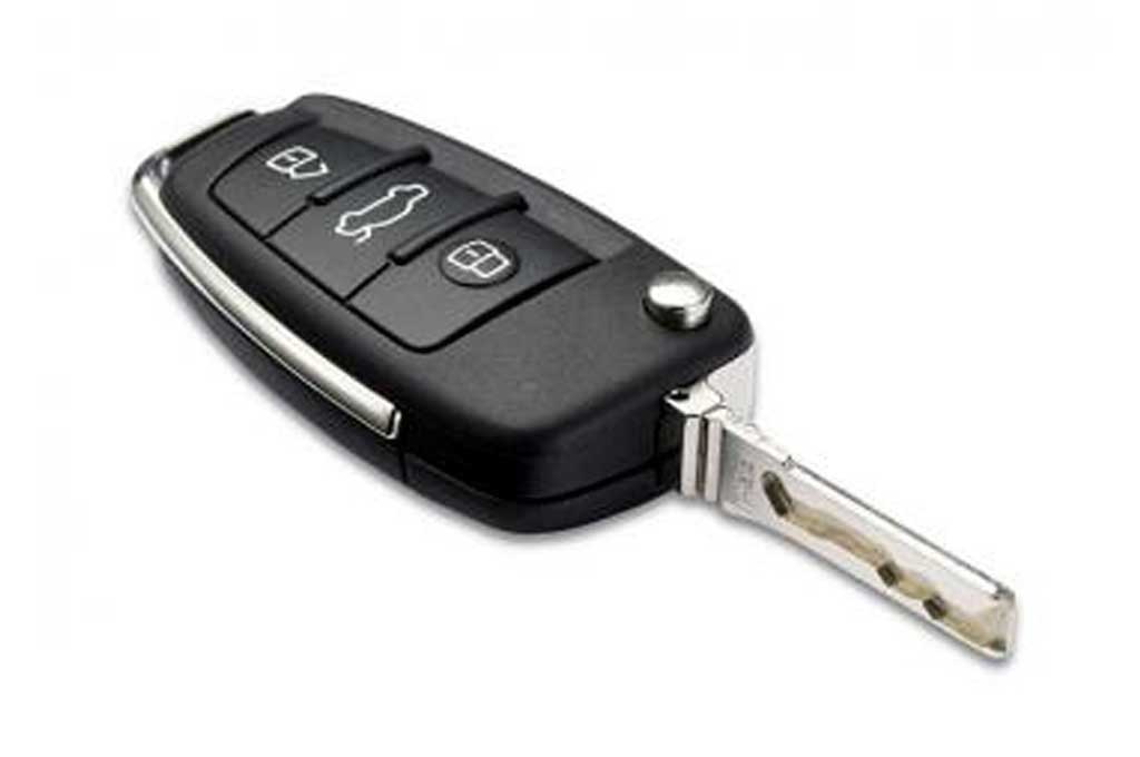 Kunci mobil immobilizer, kuncinya menyatu dengan remote alarm. Nearsay