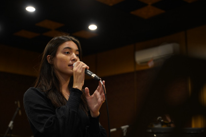 Potret Suasana Latihan Mawar Eva de Jongh untuk Konser Virtual Ruang Rindu