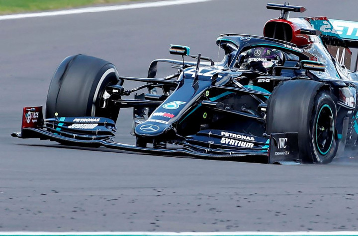 Penyebab Mobil Hamilton Pecah Ban di Sirkuit Silverstone