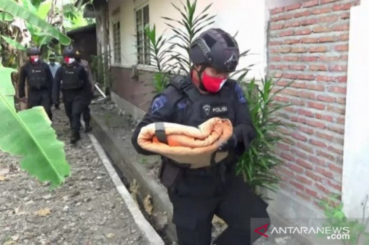 Amunisi Aktif Bekas Perang Ditemukan di Aliran Bengawan Madiun