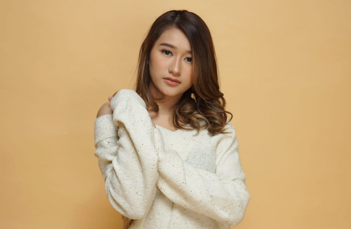 Imajinasi Amanda Caesa Ditinggal Kekasih di Lagu Half a Soul