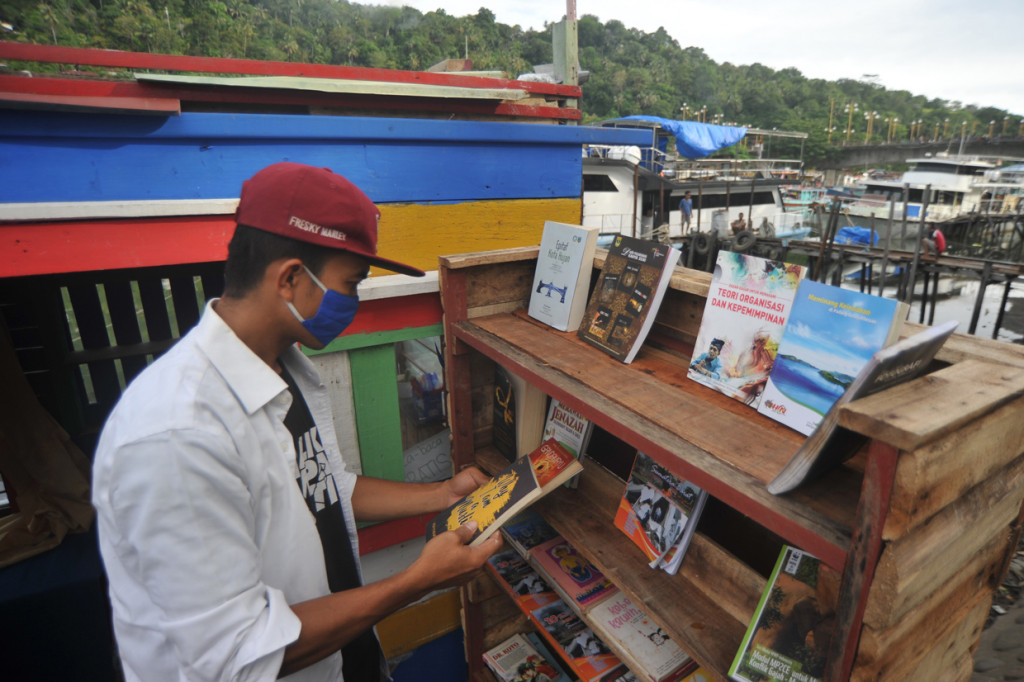 Melihat Taman Bacaan Gratis di Tepi Sungai Batang Arau