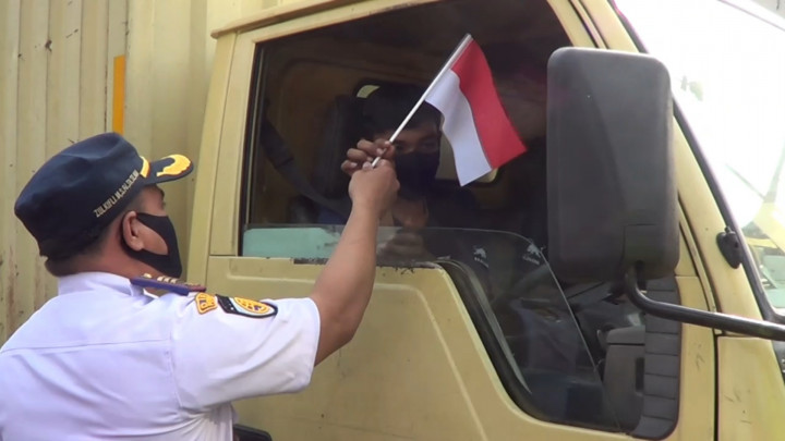 Petugas Bagikan Bunga dan Bendera  Sosialisasikan Ganjil Genap