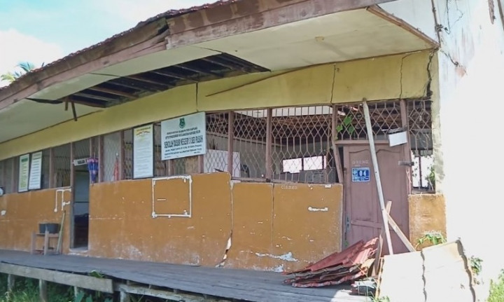 Bangunan Sekolah Rusak, Siswa Terancam Belajar di Tenda