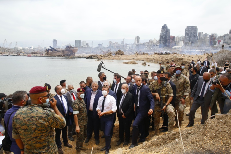 Presiden Prancis Emmanuel Macron di lokasi ledakan Pelabuhan Beirut, Lebanon. Foto: AFP