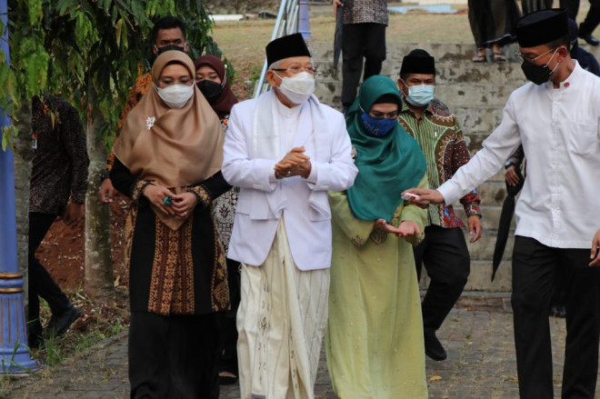 Wakil Presiden, Ma'ruf Amin, bersama keluarg ziarah ke makam pejuang pendiri Tangerang Raden Aria Wangsakara di Desa Lengkong Kulon, Pagedangan, Kabupaten Tangerang, Jumat, 7 Agustus 2020. Medcom.id/ Hendrik Simorangkir