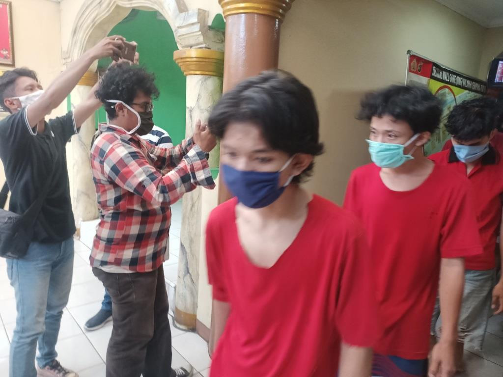 Tersangka begal yang ditangkap Polsek Cempaka Putih, Jakarta Pusat, ditunjukkan kepada media, Kamis, 7 Agustus 2020. Foto: Medcom.id/Christian