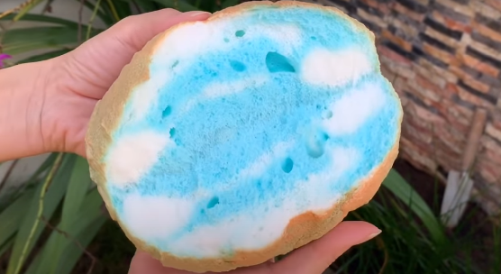 Cloud bread sebenarnya sudah populer sejak 2016 sebagai alternatif roti sehat. (Foto: Dok. YouTube/@cookingwithhel)