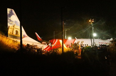 Pesawat Air India Terbelah Dua di Bandara, 17 Tewas