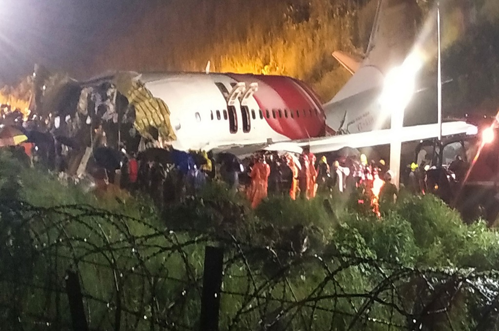 Badan pesawat maskapai Air India Express terbelah dua dalam kecelakaan di bandara internasional Calicut/Kozhikode di India, 7 Agustus 2020. (Foto: AFP/Getty)