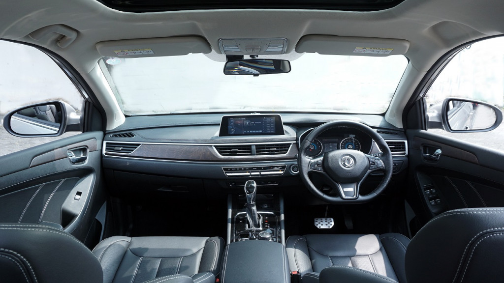Interior DFSK Glory i-Auto sudah dilengkapi dengan fitur perintah suara. DFSK