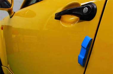 Trik Mudah Cegah Lecet di Pintu Mobil Saat Buka Tutup