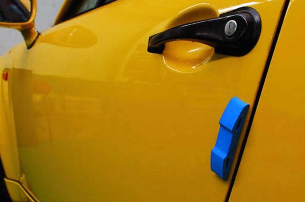 Pasang door guard untuk mencegah pintu lecet akibat terkena benturan saat akan membuka pintu. eBay