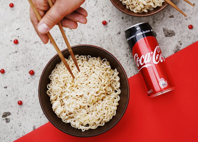 Suka Menggado Mi Instan Mentah? Ketahui Dampaknya