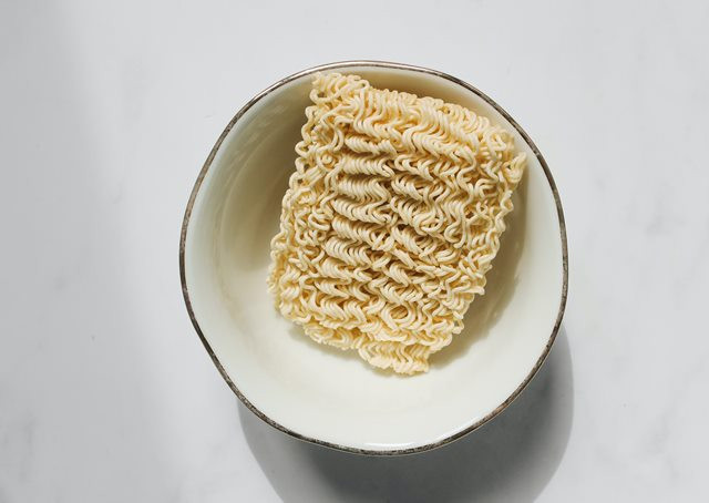 Makan Mi Instan Mentah, Cairan Tubuh Tersedot?