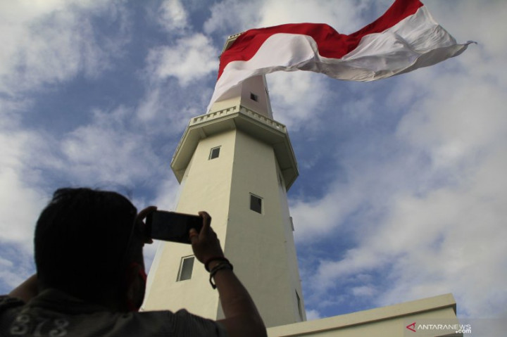 Dua Bendera Merah Putih Raksasa Berkibar di Kupang