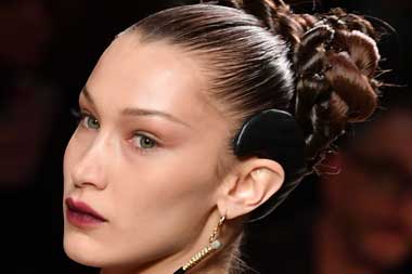 Bella Hadid Kecam Polisi yang Tak Pakai Masker