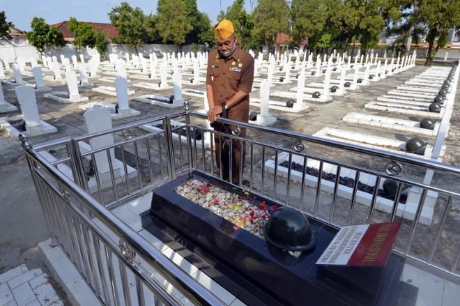 Seorang Veteran memberi hormat saat melakukan ziarah di Taman Makam Pahlawan di Bandar Lampung, Lampung.