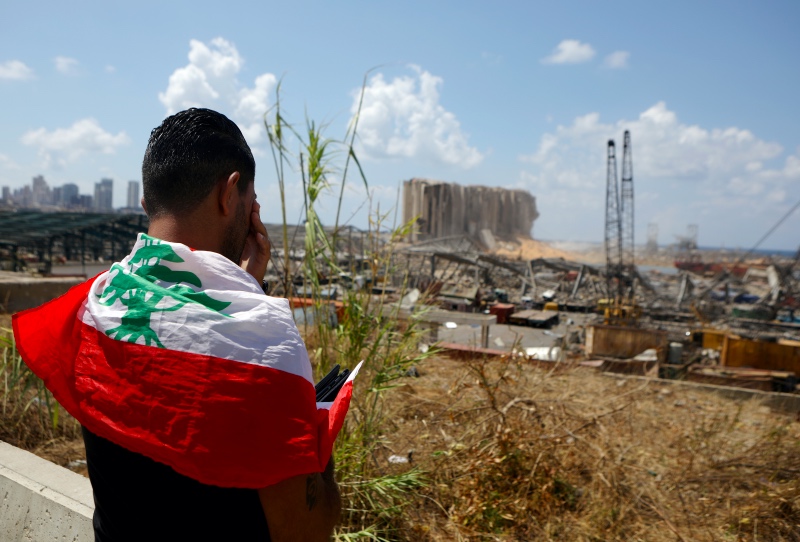 Warga Lebanon melihat sisa-sisa ledakan di Pelabuhan Beirut. Foto: AFP