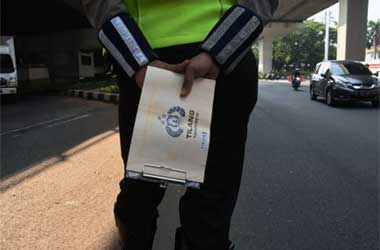 Polisi Tilang Ratusan Pelanggar Ganjil Genap Hari Pertama