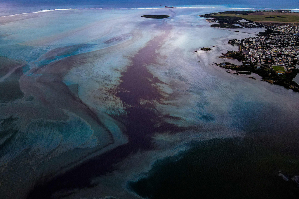 Tumpahan Minyak Cemari Perairan Mauritius