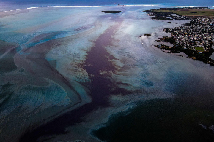 Tumpahan Minyak Cemari Perairan Mauritius