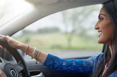 4 Tips Berkendara Aman untuk Wanita