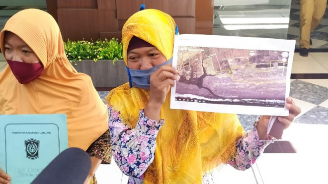 Istri mendiang Salim Kancil, Tijah dan anaknya, Ike Nurillah, memenuhi panggilan penyidik Ditreskrimsus Polda Jawa Timur. (Medcom.id/Amal)