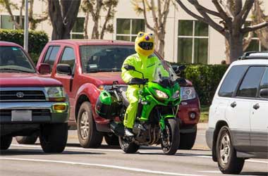 5 Trik Mudah agar Riders Lebih Mudah Terlihat di Jalan