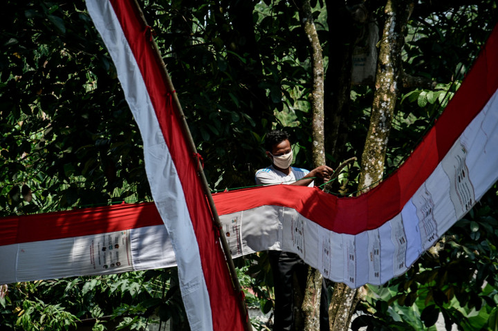 Warga Depok Sulap Tas Bantuan Presiden Jadi Umbul-umbul