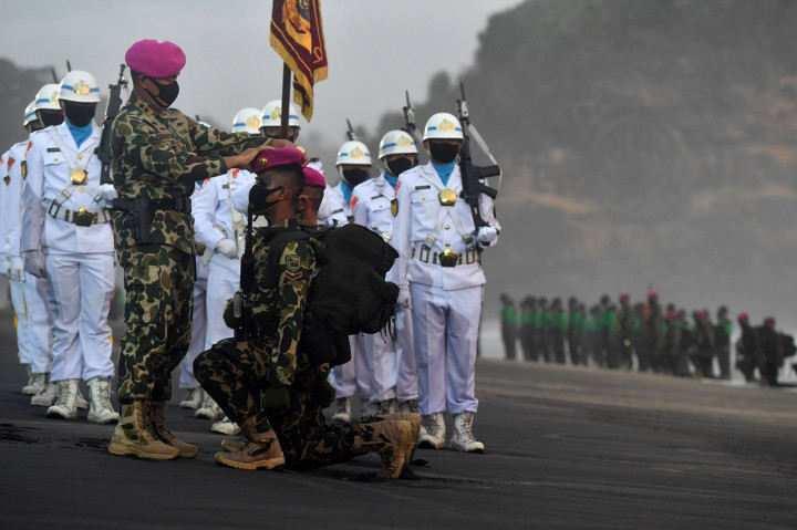 Momen Upacara Pembaretan Prajurit Korps Marinir