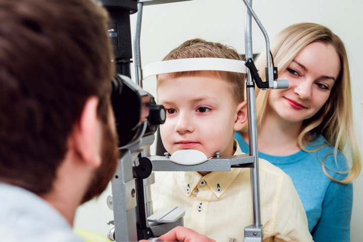 5 Tanda Anak Memiliki Kelainan Refraksi