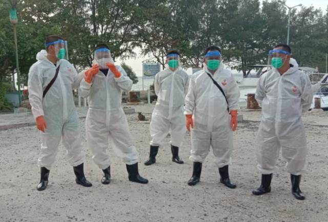 Pertamina Bersihkan Tumpahan Minyak di Pulau Pari