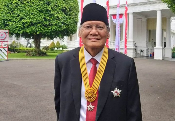 Saur Hutabarat, Dari Salah Jurusan Hingga Diganjar Bintang Jasa Nararya