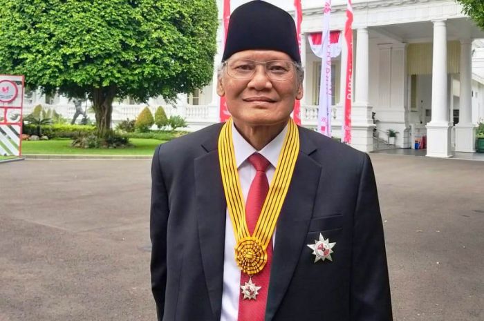 Jurnalis Senior Saur Hutabarat Dianugerahi Bintang Jasa Nararya