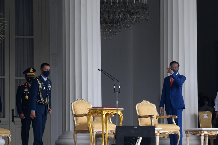 Jokowi Tinjau Gladi Upacara HUT ke-75 RI di Istana