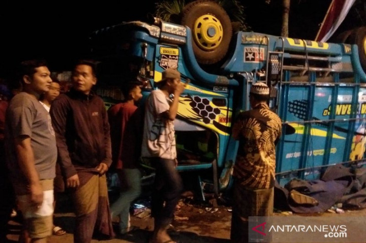 Truk Seruduk Pemotor, 7 Orang Tewas