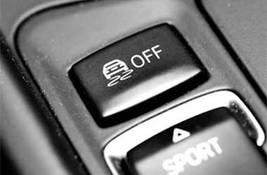 Ini Fitur Mobil yang Bermanfaat saat Hujan