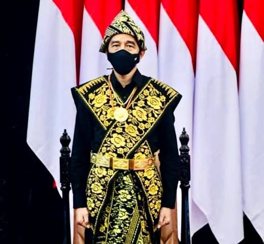 Pakaian Adat NTT yang Dipakai Joko Widodo Mencuri Perhatian