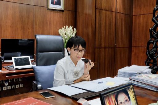 Menteri Luar Negeri Retno Marsudi berkomunikasi dengan Menlu Uni Emirat Arab. Foto: Twitter/ Dok. Kemenlu.