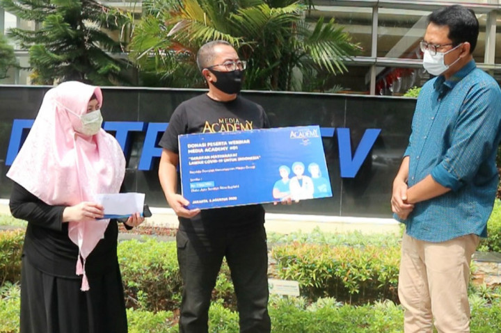 Media Academy Serahkan Donasi Hasil Webinar kepada Dompet Kemanusiaan Media Group