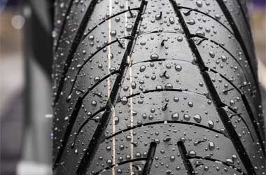 Masuk Musim Hujan, Perlukah Ganti Ban Motor?