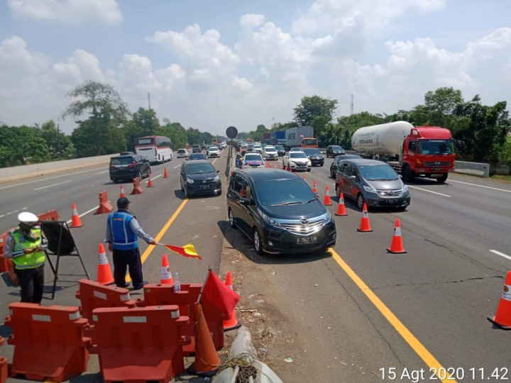 Jasa Marga Berlakukan <i>Contraflow</i> di Jalan Tol Japek
