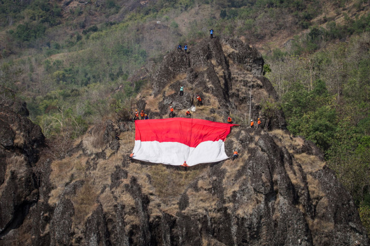 Bendera Raksasa Dikibarkan di Gunung Sepikul Sukoharjo