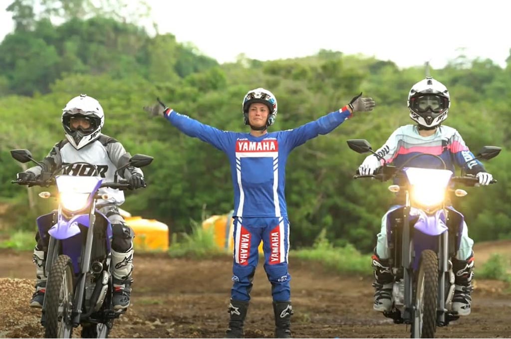 Kenichi Kuroyama mengajarkan teknik dasar berkendara motor offroad. Yamaha