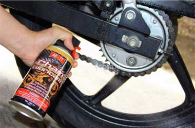 Begini Efek Buruk Pakai Oli Bekas di Rantai Motor