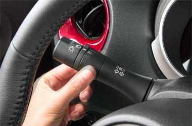 Kapan Waktu Tepat Nyalakan Lampu Sein?