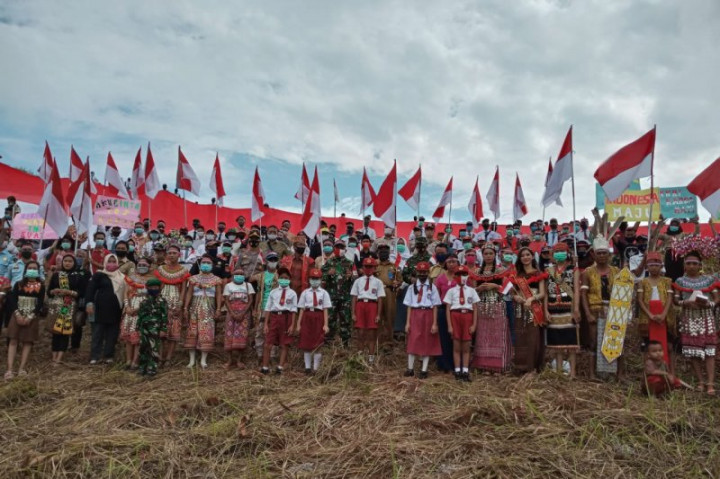 Bendera Merah Putih Raksasa Dikibarkan di Batas Indonesia-Malaysia