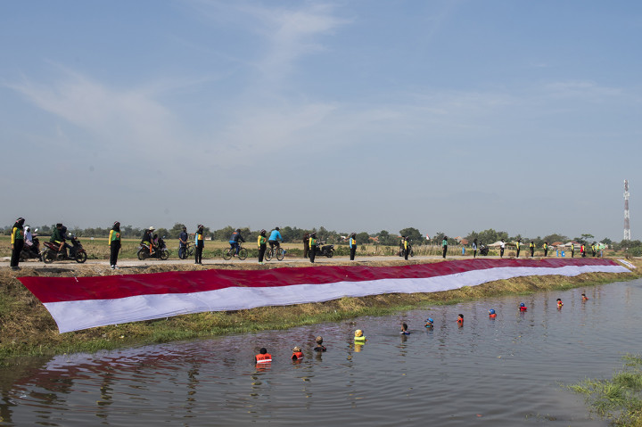 Kain Merah Putih Sepanjang 75 Meter Hiasi Sungai Cikijing